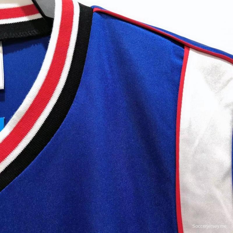 قميص فريق مانشستر يونايتد لكرة القدم الرجعية 84/85 خارج ملعبه
