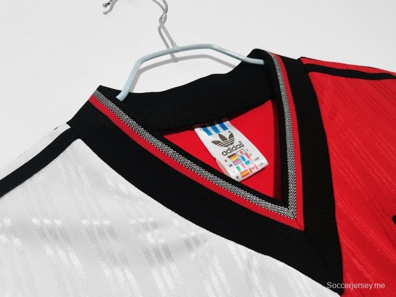 قميص كرة قدم رينجرز 1995/96 ريترو خارج ملعب رينجرز
