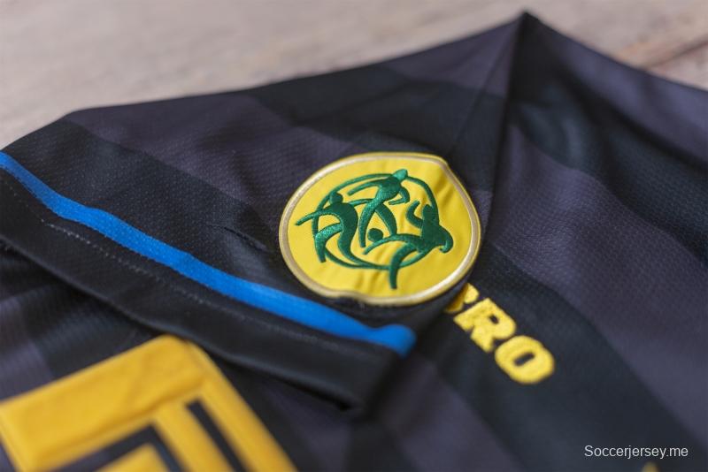 قميص كرة القدم RETRO 97/98 المباراة الثانية خارج الديار لإنتر ميلانو
