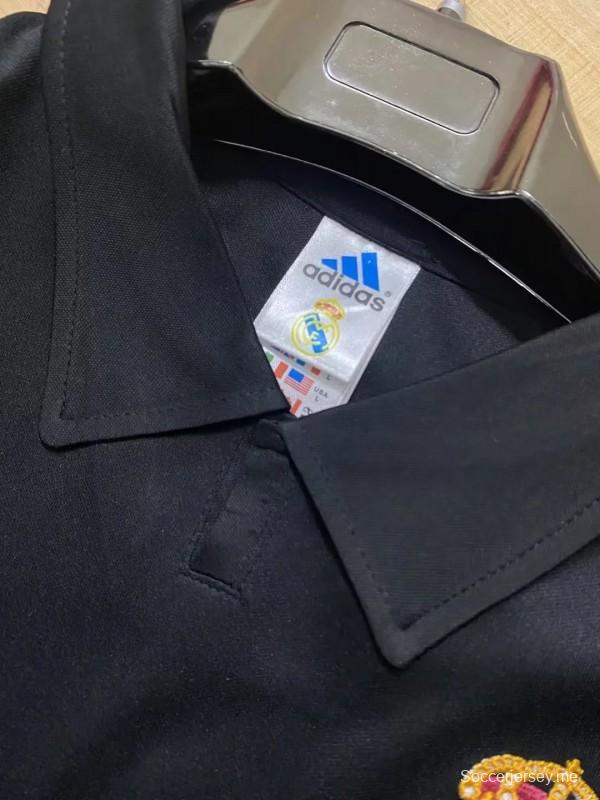 قميص ريترو 02/03 ريال مدريد أسود اللون أسود اللون أسود القرن
