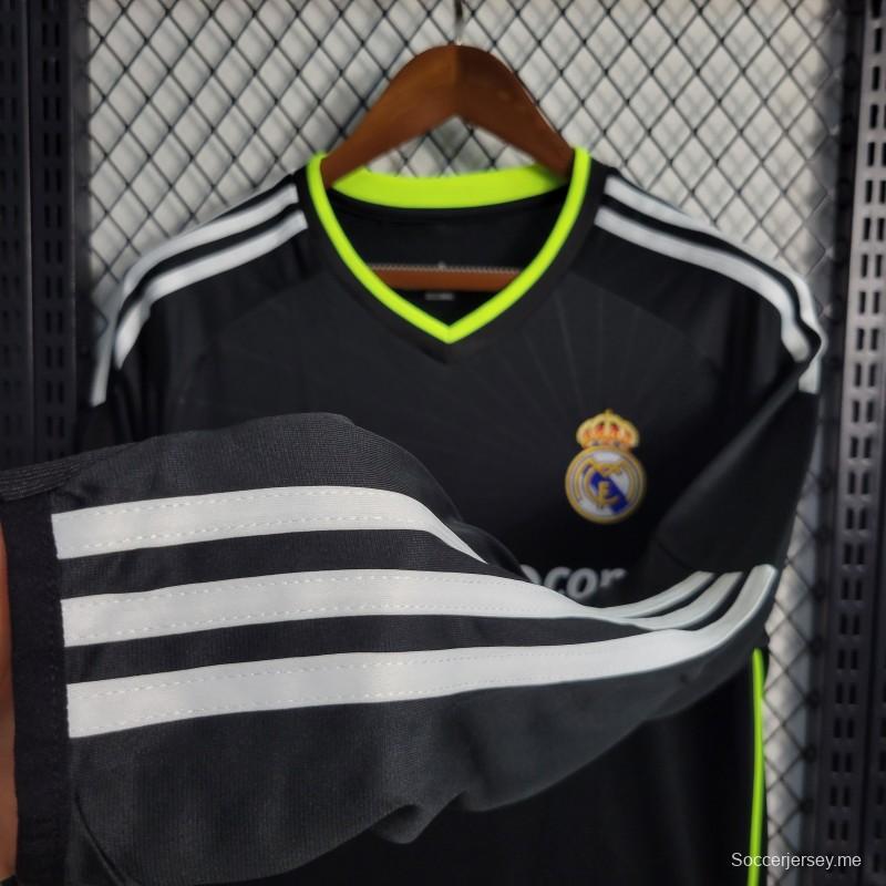 قميص كرة قدم ريترو 10-11 ريال مدريد ذهاباً وإياباً أسود بأكمام طويلة
