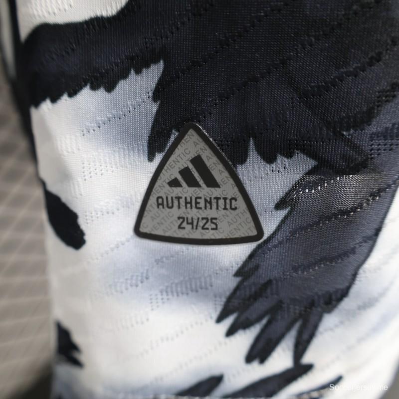 نسخة اللاعب 2022 قميص أبيض خارجي ياباني بطبعة إيتاشي أوتشيها