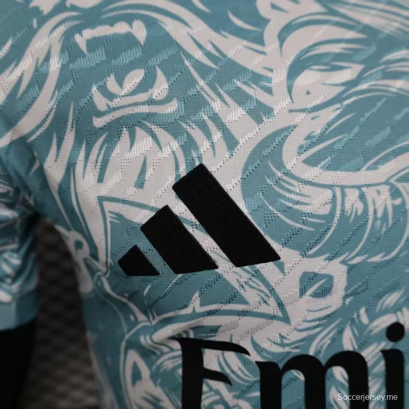 إصدار اللاعب 25/26 قميص ريال مدريد أزرق فاتح بنقشة محارب الفايكنج