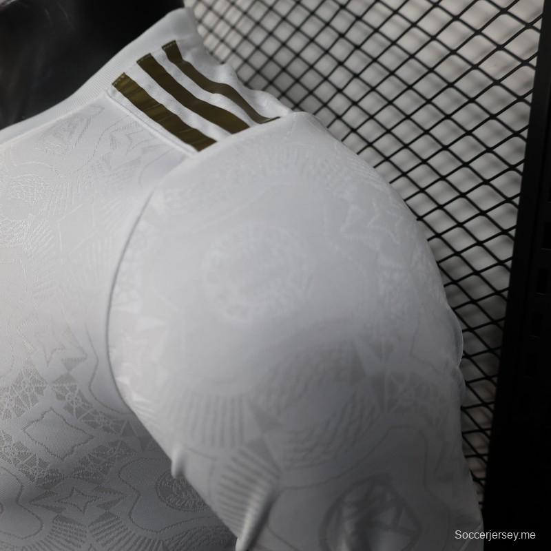 إصدار اللاعب 25/26 قميص بايرن ميونيخ الأبيض مع شعار الذكرى 125 لتأسيسه