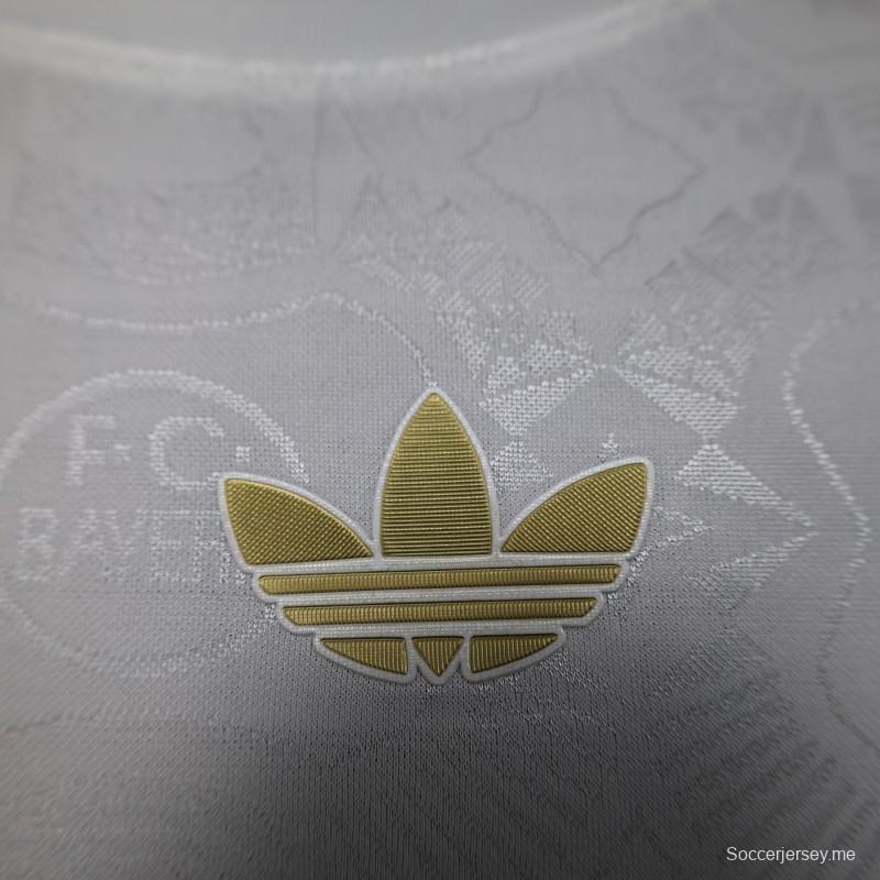 إصدار اللاعب 25/26 قميص بايرن ميونيخ الأبيض مع شعار الذكرى 125 لتأسيسه