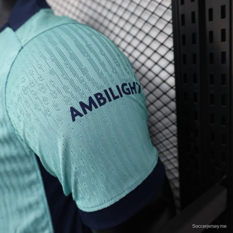 إصدار اللاعب 25/26 قميص برشلونة أزرق بمناسبة الذكرى 125 لتأسيسه باللون الأخضر النعناعي مع خط أزرق داكن ورعاية سبوتيفاي