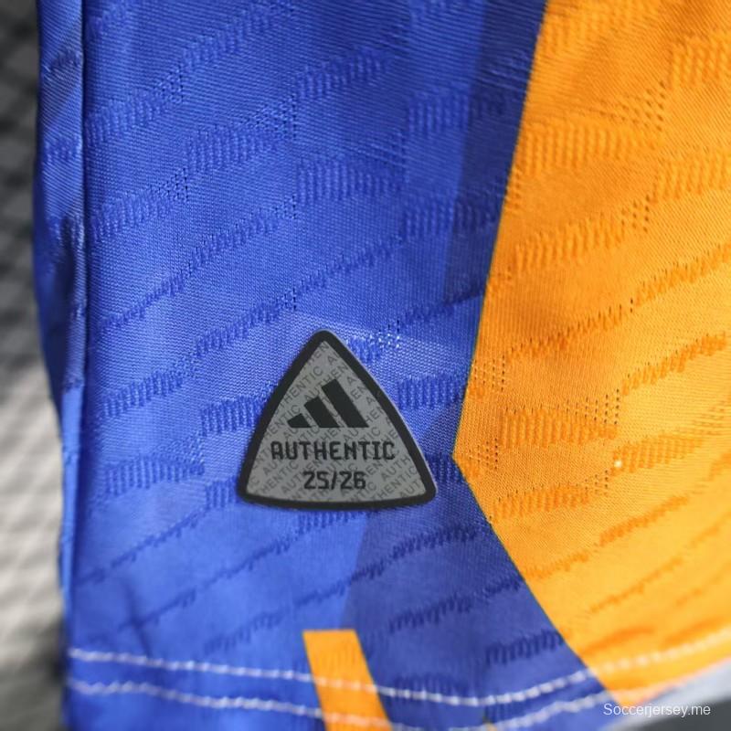إصدار اللاعب 25/26 قميص ريال مدريد 25/26 إصدار محدود باللون الأزرق والبرتقالي بنقشة مجردة