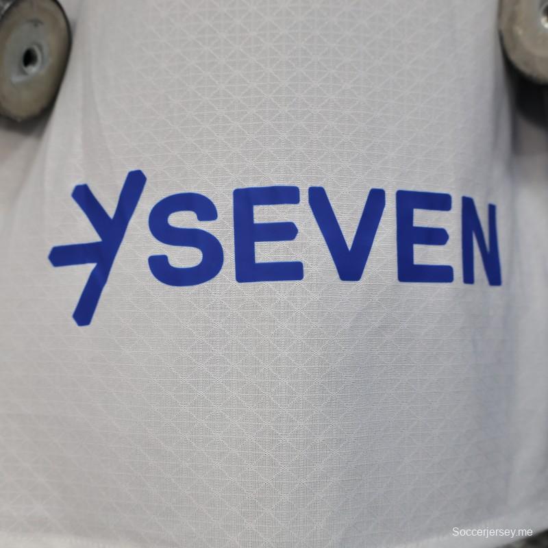 إصدار اللاعب 25/26 قميص الهلال خارج أرضه أبيض بتفاصيل زرقاء مع قميص راعي مجموعة سافي للألعاب