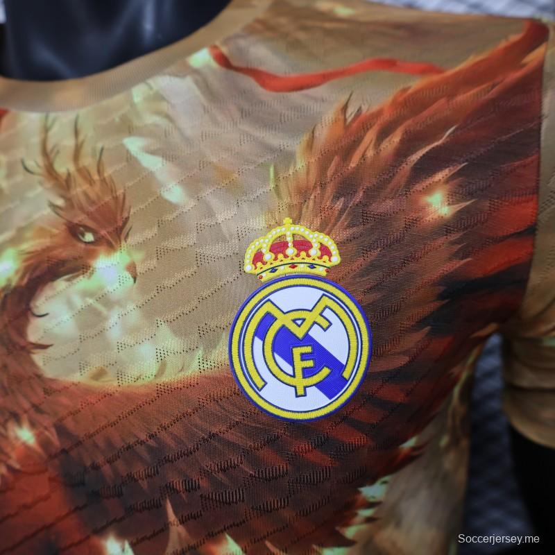 إصدار اللاعب 25/26 قميص ريال مدريد الذهبي مع قميص فينيكس إن إيه زها