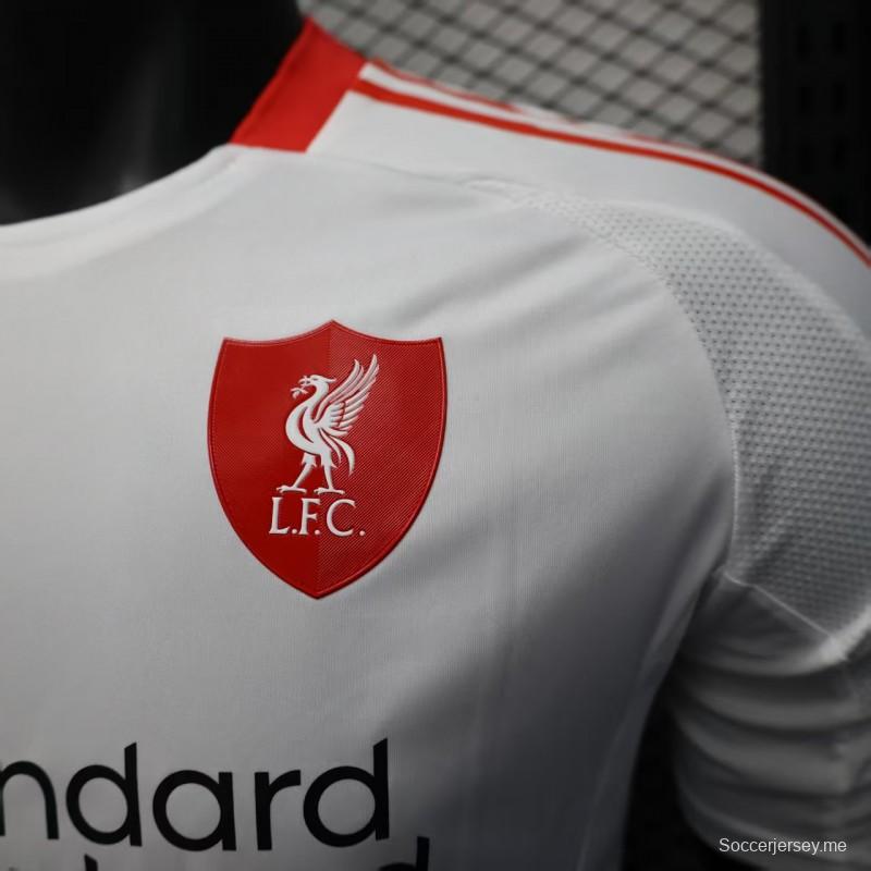 إصدار اللاعب 25/25/26 قميص ليفربول الأبيض خارج الملعب