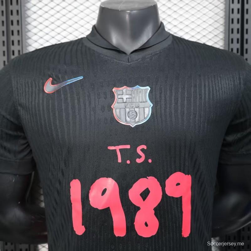 نسخة اللاعب 25/26 من قميص نادي برشلونة باللون الأسود مع قميص "T.S. 1989" باللون الوردي
