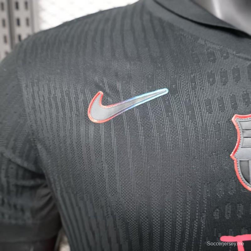 نسخة اللاعب 25/26 من قميص نادي برشلونة باللون الأسود مع قميص "T.S. 1989" باللون الوردي