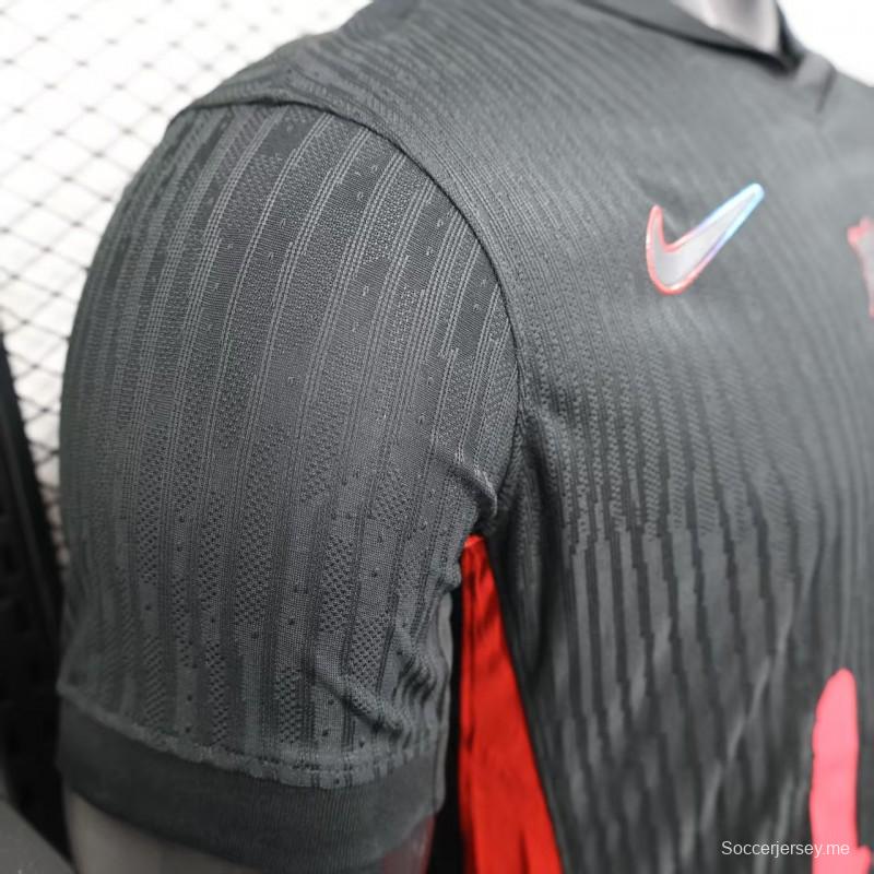 نسخة اللاعب 25/26 من قميص نادي برشلونة باللون الأسود مع قميص "T.S. 1989" باللون الوردي