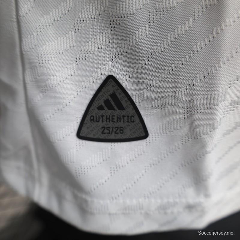 إصدار اللاعب 25/26 قميص أياكس الأبيض بتصميم تكريم بوب مارلي