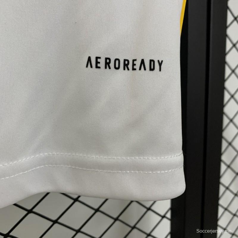 25/26 قميص ريال مدريد للسيدات على أرضه