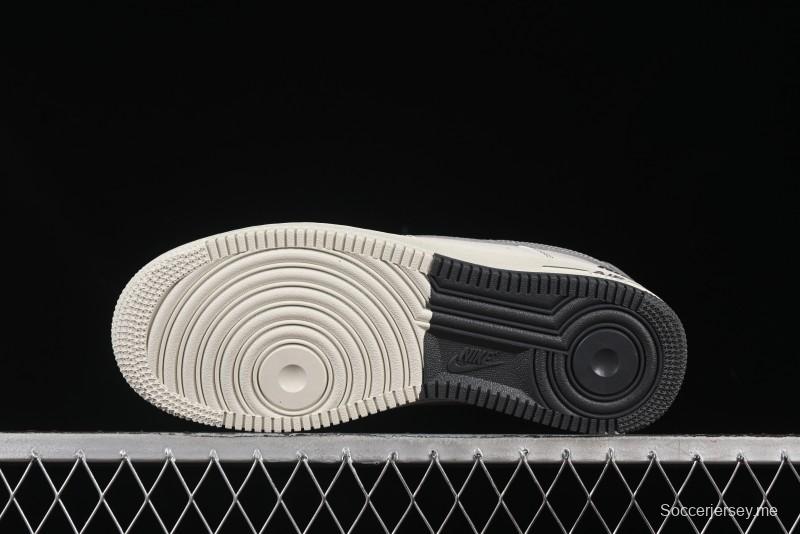 حذاء رياضي نايك اير فورس 1 '07 منخفض كاجوال باللون الرمادي الكريمي مع وسادة هوائية كاملة الطول - SC9207-534