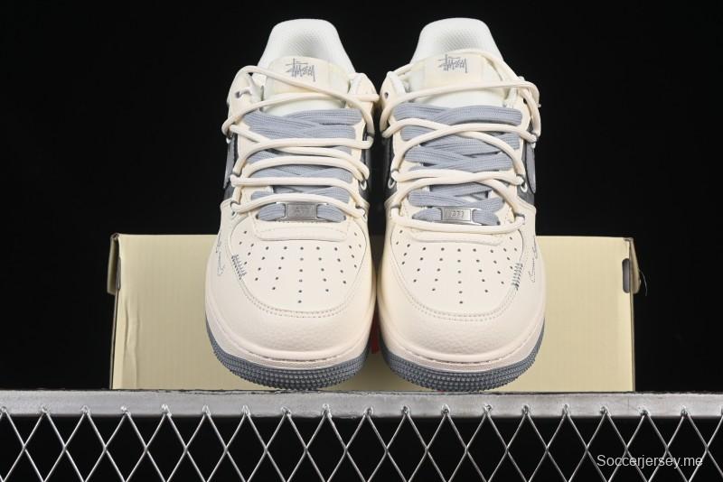 حذاء نايك اير فورس 1 '07 منخفض من نايك اير فورس 1 '07 منخفض من ستوسي كولابوريشن رمادي ماسي برباط رمادي كاجوال - DM686868-072