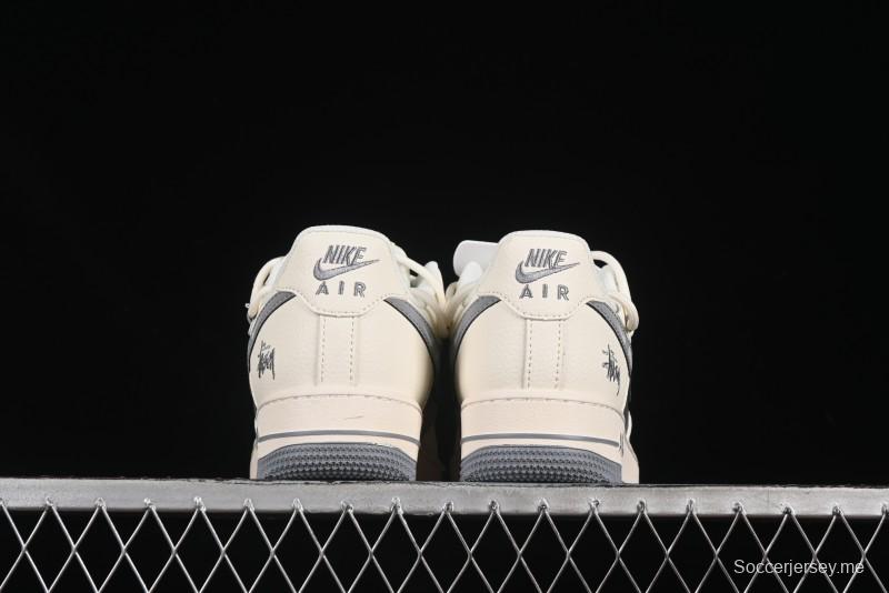 حذاء نايك اير فورس 1 '07 منخفض من نايك اير فورس 1 '07 منخفض من ستوسي كولابوريشن رمادي ماسي برباط رمادي كاجوال - DM686868-072