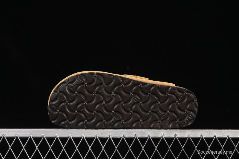 صندل اريزونا ذو وسادة قدم ناعمة من بيركنستوك أريزونا مع جلد الشامواه وبطانة من صوف اللامبسو - G.D4