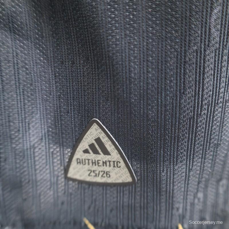 إصدار اللاعبين 25/26 قميص ليفربول رمادي غامق بنقشة العنقاء الذهبية