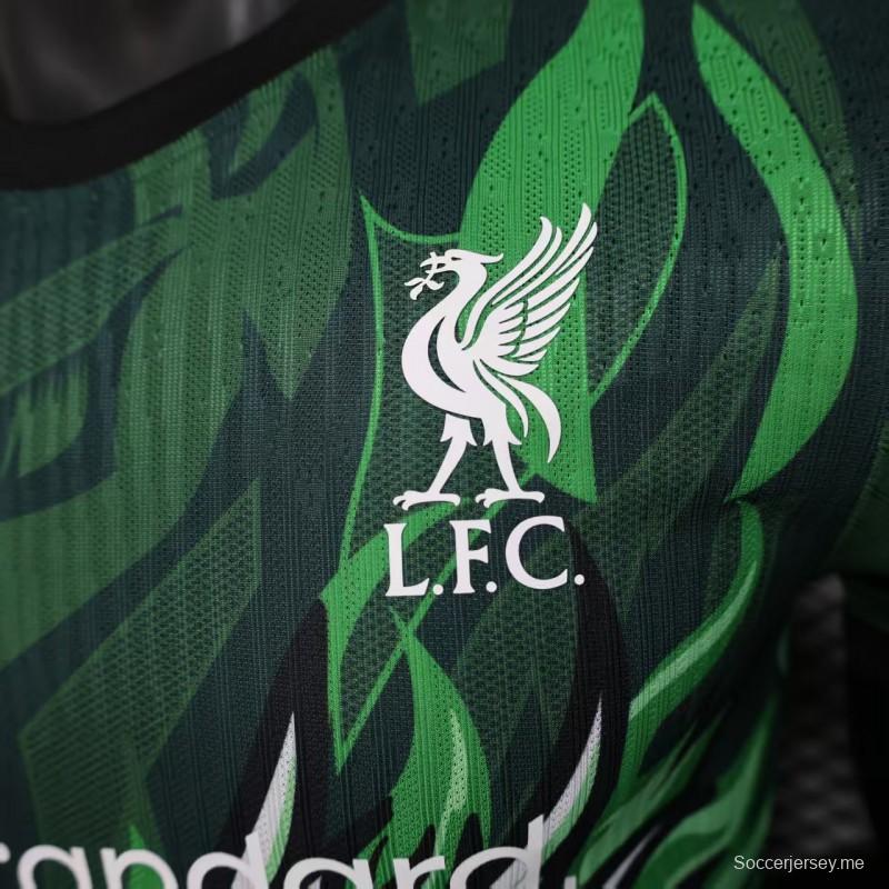 إصدار اللاعب 25/26 قميص ليفربول الأخضر بنقشة التنين