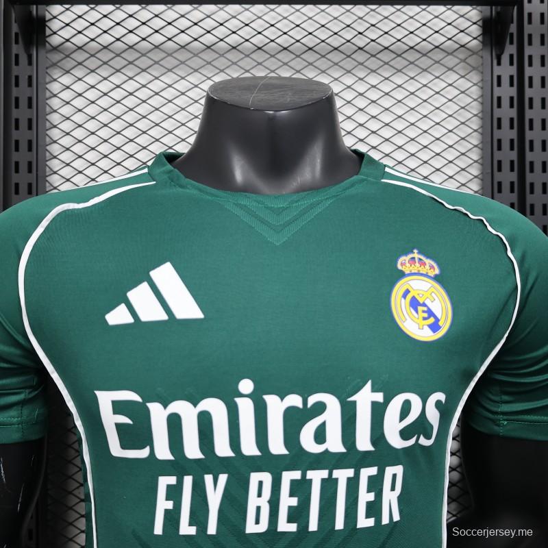 قميص ريال مدريد 25/26 نسخة اللاعب 25/26 أخضر بحواف بيضاء