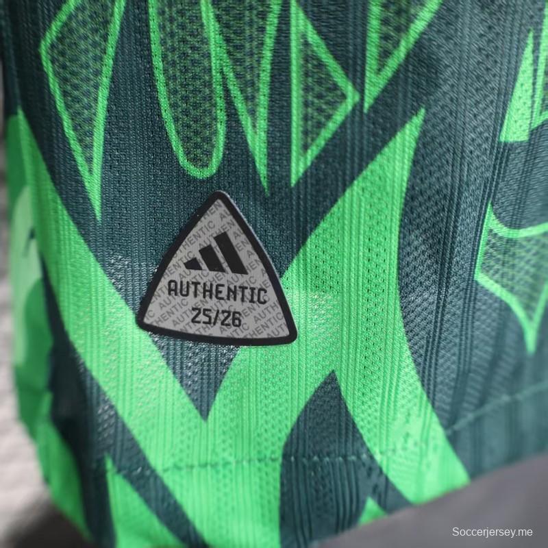 إصدار اللاعب 25/26 قميص ليفربول الأخضر بنقشة التنين