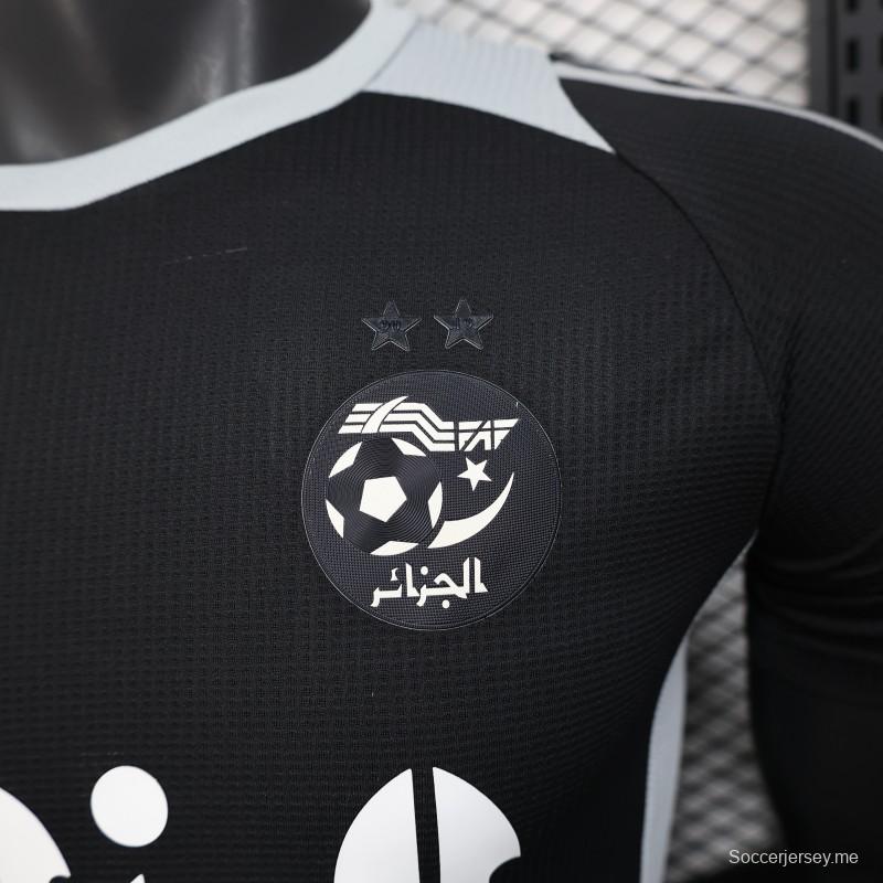 إصدار اللاعب 2025 قميص الجزائر أسود مع قميص راعي عربي أبيض اللون أسود مع راعي عربي أبيض