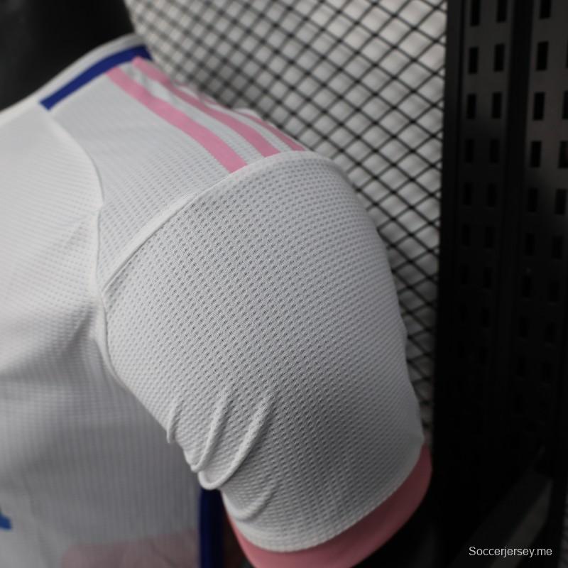 إصدار اللاعب 2025 قميص الجزائر أبيض-زهري بتصميم خريطة البلد 2025