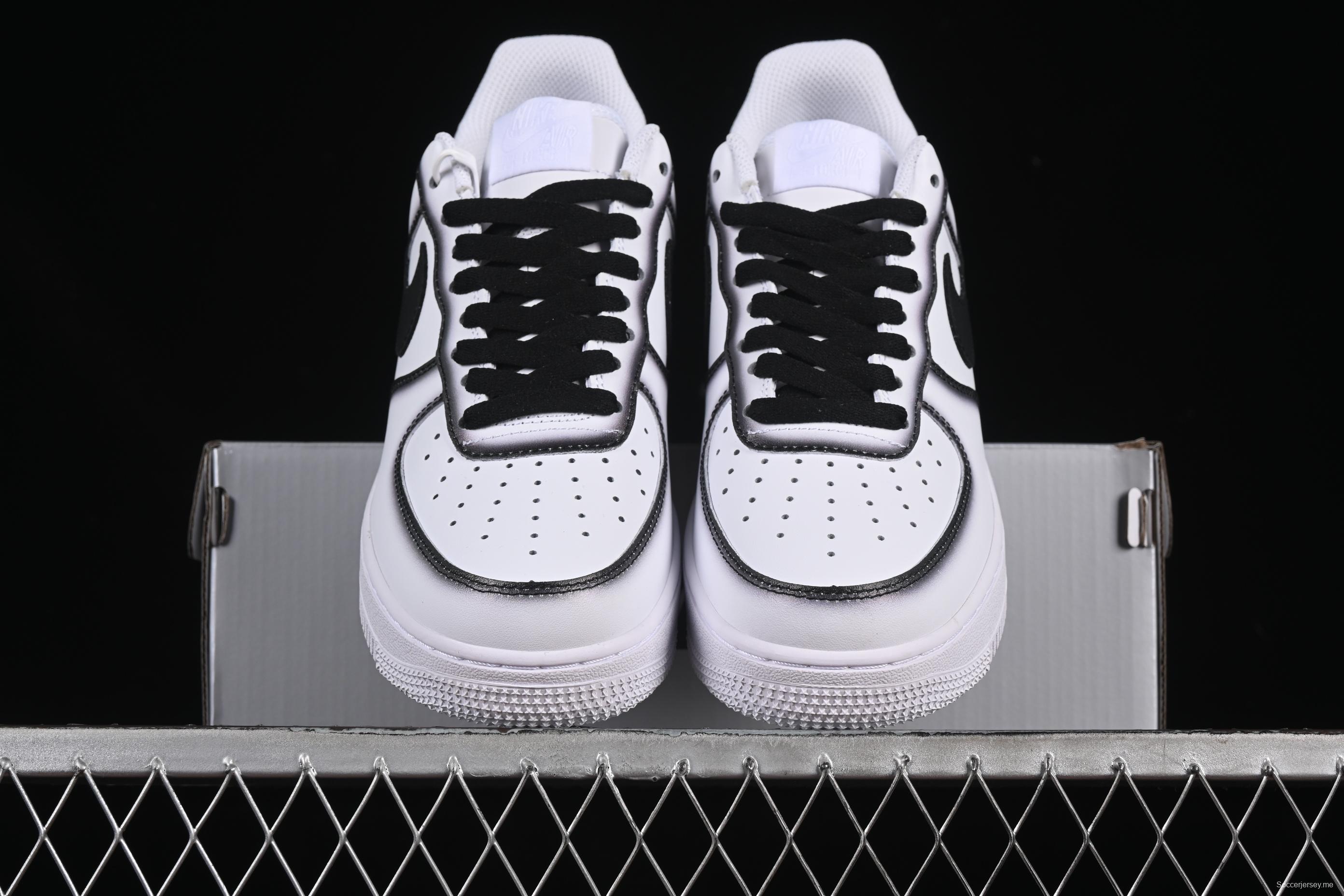 حذاء رياضي كاجوال منخفض من نايك إير فورس 1'07 بإطار أسود وشعار أخضر وتطريز ذهبي - ZH0316-075