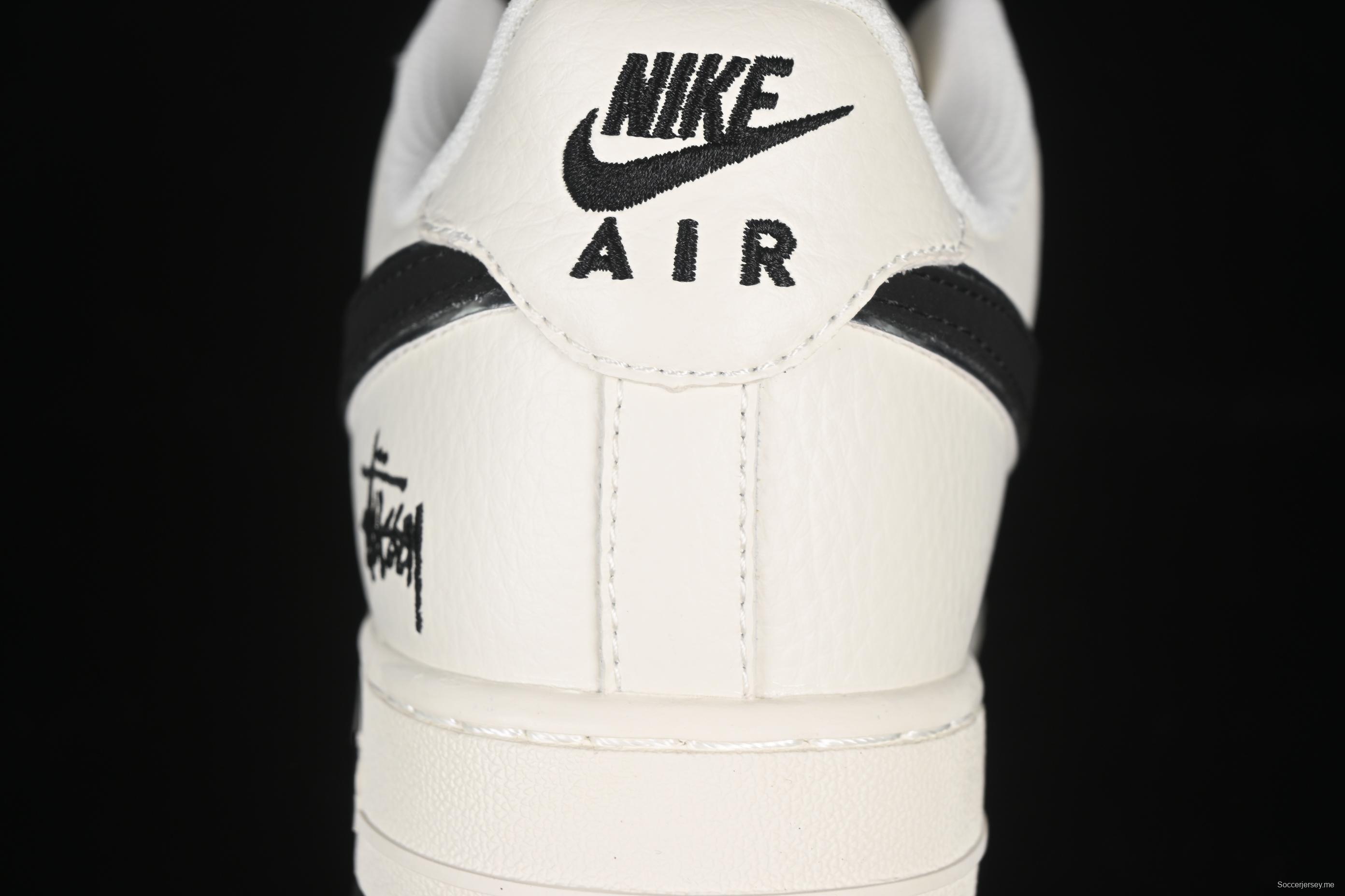 حذاء نايك اير فورس 1 '07 منخفض من نايك اير فورس 1 '07 ستوسي كولابوريشن دوال تون أحمر اللون - CS5288-010