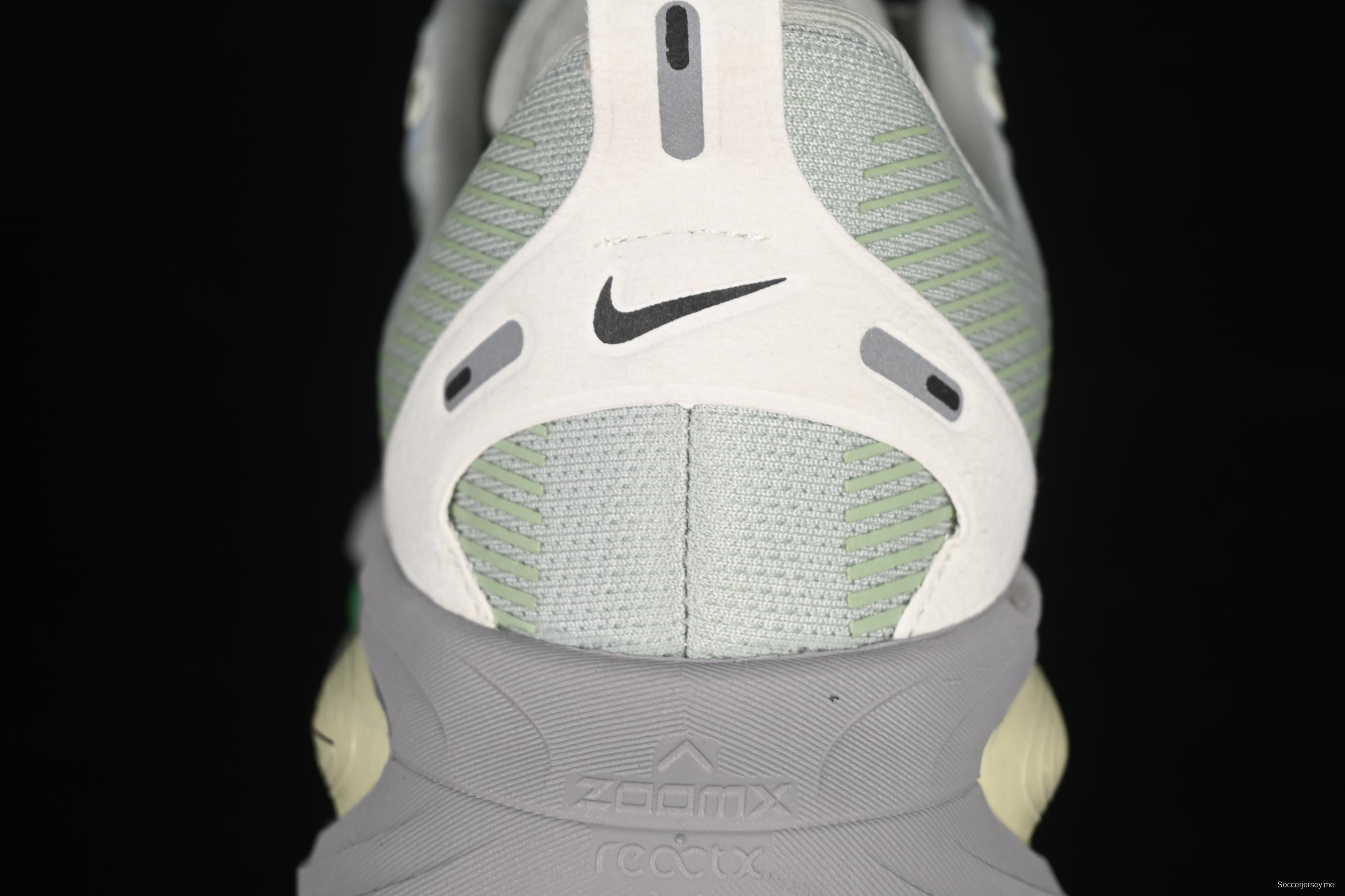 حذاء الجري نايك اير زوم فوميرو 18 مون لاندينج 18 2025 نايك اير زوم فوميرو 18 مون لاندينج 18 2025 حذاء جري كاجوال بتوسيد جديد مع وحدة هواء زوم اير مدمجة - HM6803-002