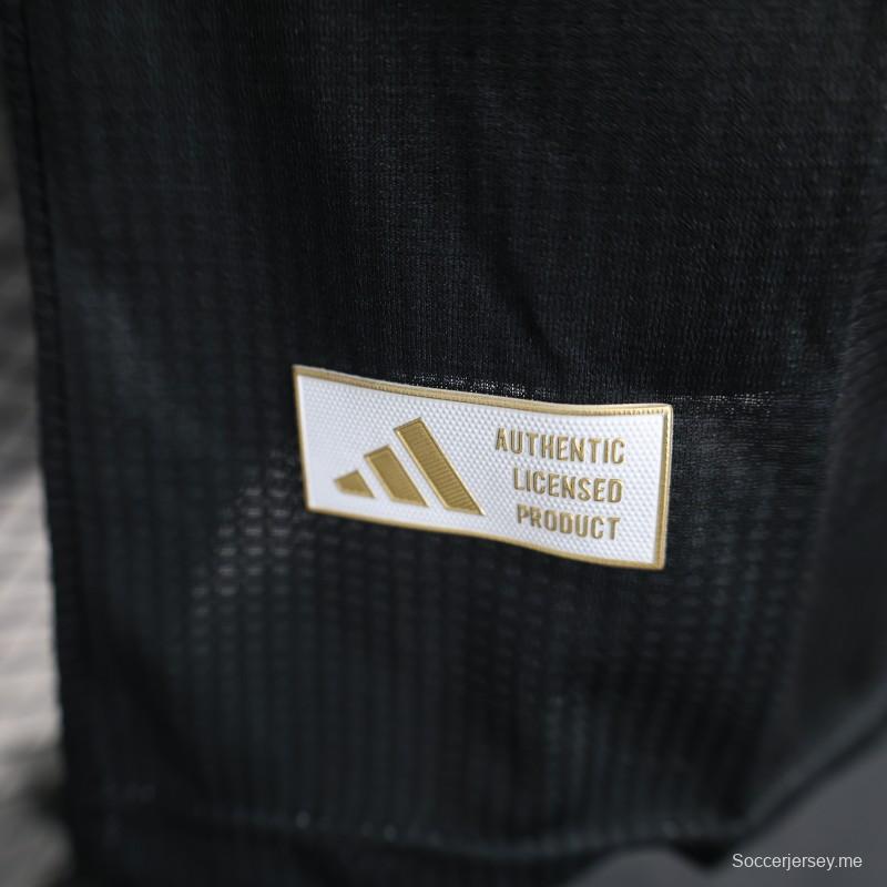 إصدار اللاعب 2025 قميص الجزائر أسود بنقشة زخرفية وردية اللون