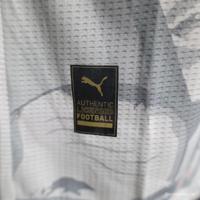 إصدار اللاعب 2025 قميص نادي مولودية الجزائر (MCA) الرئيسي الأبيض بتصميم شعار النادي