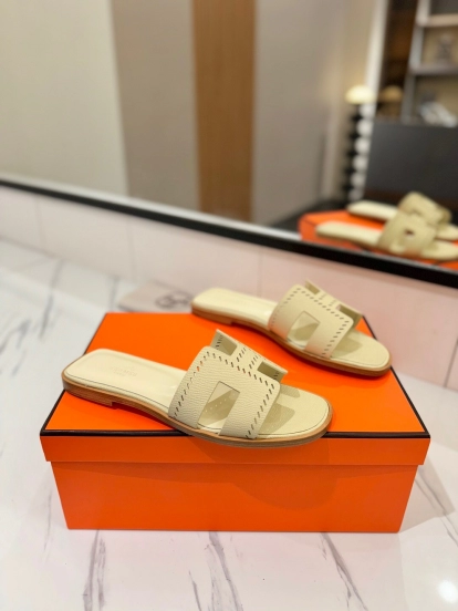 2025 Women Hermès Beige Leather Slippers
