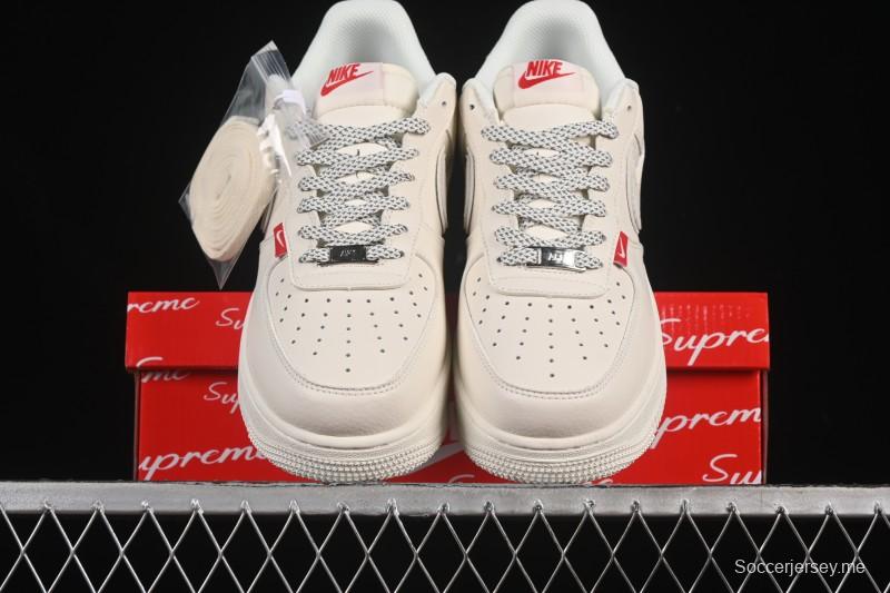 حذاء نايك اير فورس 1 '07 منخفض سوبريم سوبريم سنيكرز من نايك باللون البيج متعدد الاستخدامات - CS5288-011