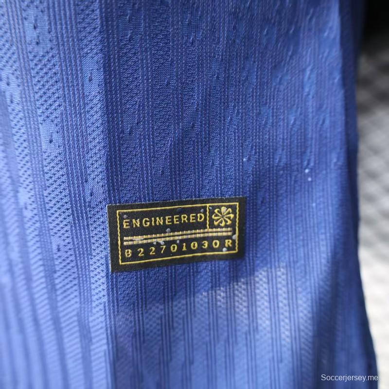 إصدار اللاعب 25/26 قميص برشلونة أزرق مع قميص مخطط قطري باللونين الأحمر والأزرق الفاتح