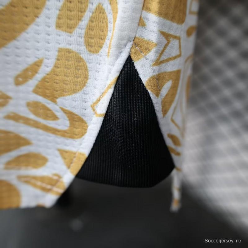 نسخة اللاعب 25/26 قميص أبيض بنقشة زهور ذهبية اللون أبيض بنقشة زهور ذهبية