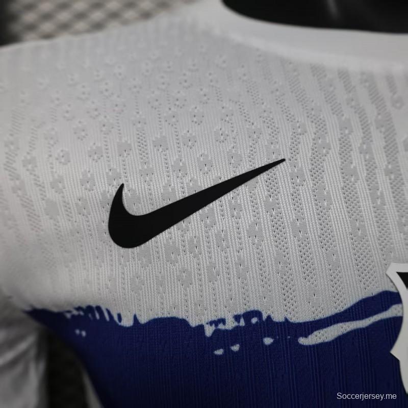 إصدار اللاعبين 25/26 قميص برشلونة أبيض مع فرشاة باللونين الأزرق والأحمر