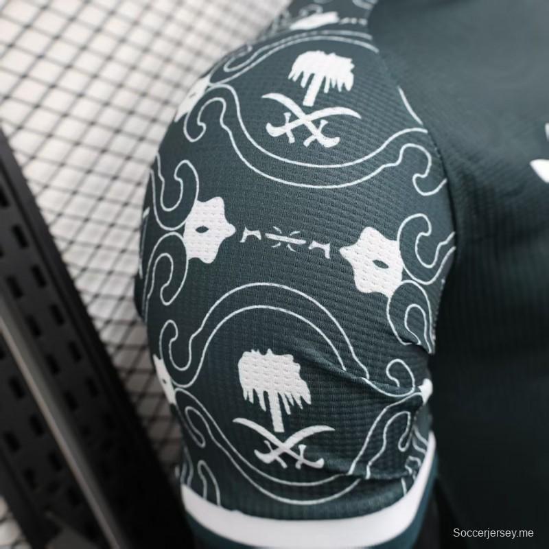 إصدار اللاعب 25/26 قميص الأهلي السعودي باللون الأخضر الداكن مع قميص الأهلي السعودي ذو النقش العربي التقليدي