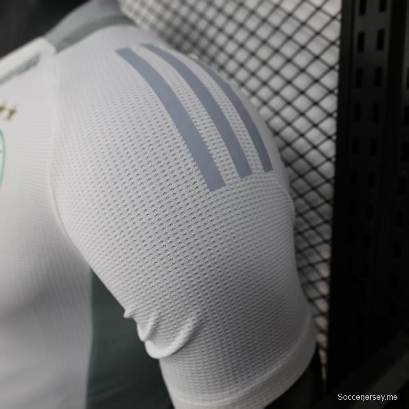 إصدار اللاعب 2025 الجزائر أبيض مع قميص أبيض بنقشة تقليدية