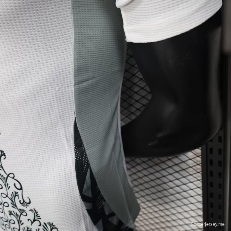 إصدار اللاعب 2025 الجزائر أبيض مع قميص أبيض بنقشة تقليدية