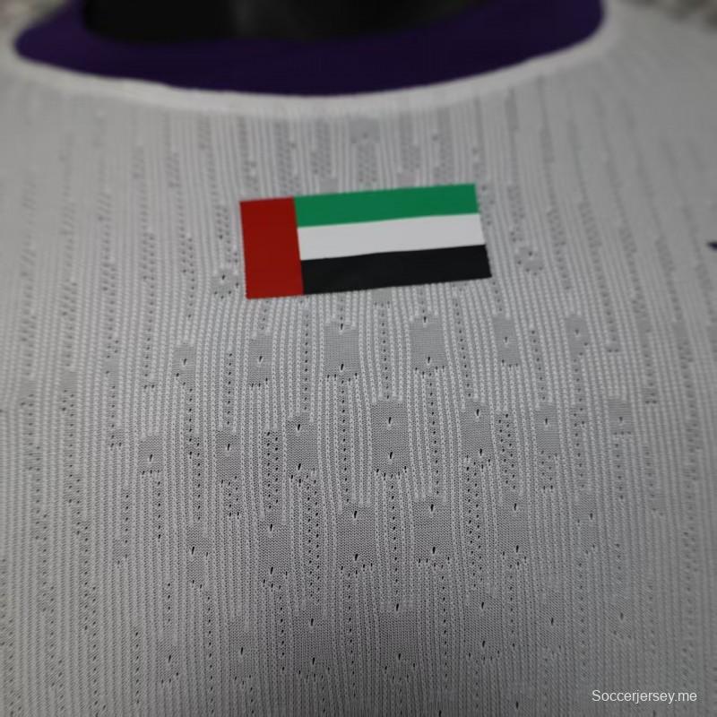 إصدار اللاعب 25/26 قميص فريق العين الإماراتي خارج الملعب
