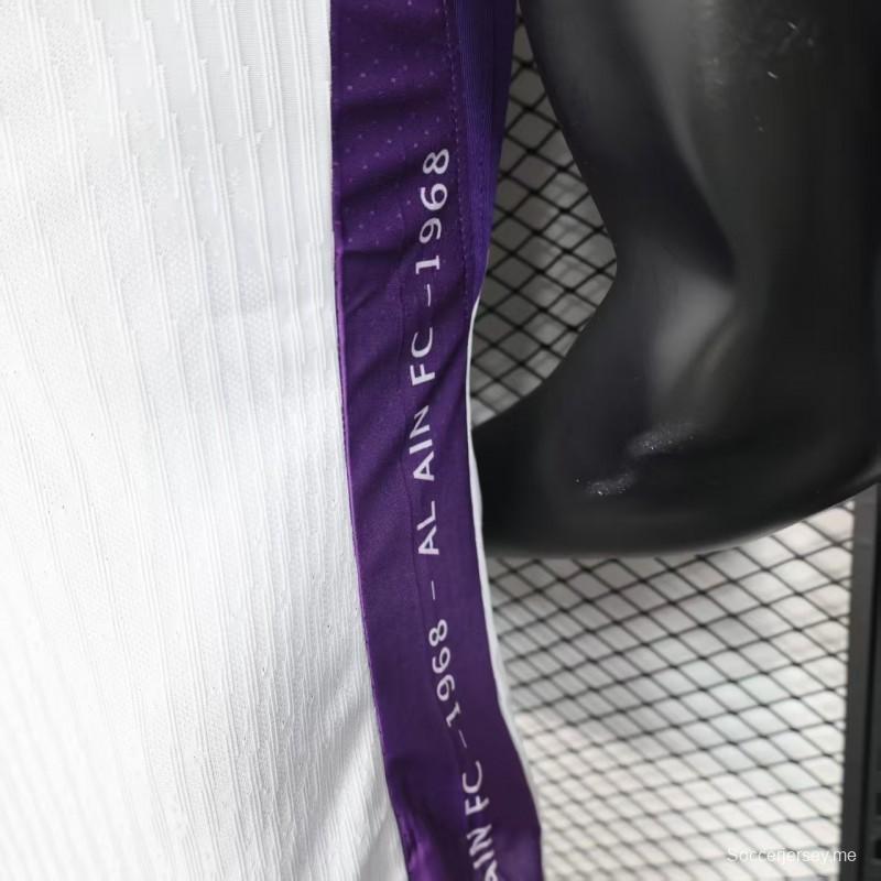 إصدار اللاعب 25/26 قميص فريق العين الإماراتي خارج الملعب