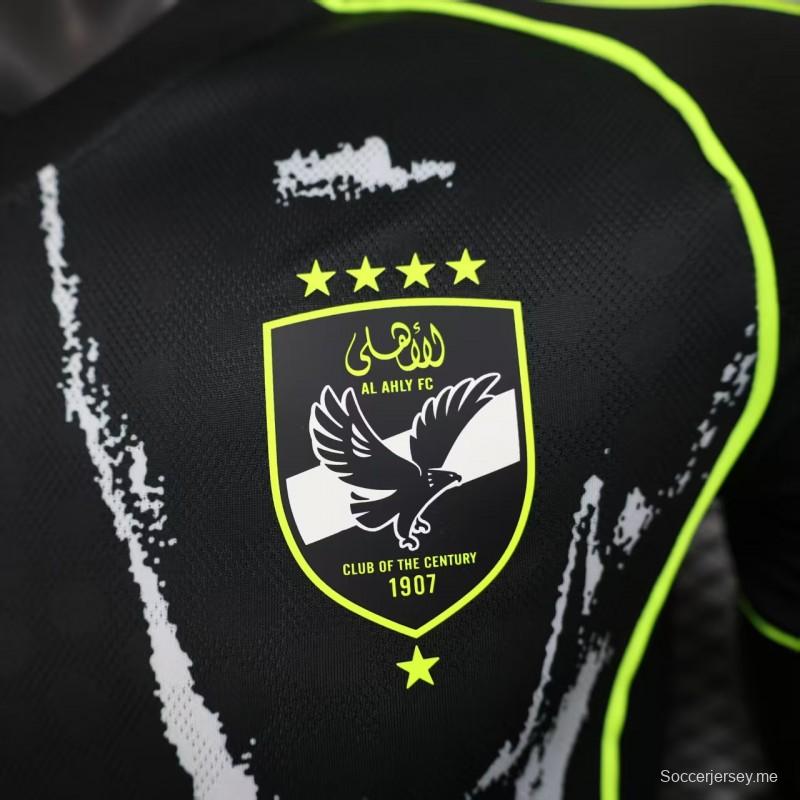 نسخة اللاعب 25/26 قميص النادي الأهلي خارج ملعب النادي الأهلي الأسود