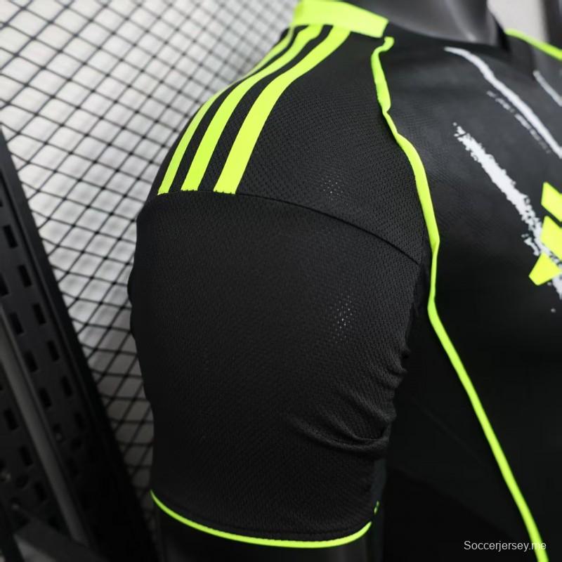 نسخة اللاعب 25/26 قميص النادي الأهلي خارج ملعب النادي الأهلي الأسود