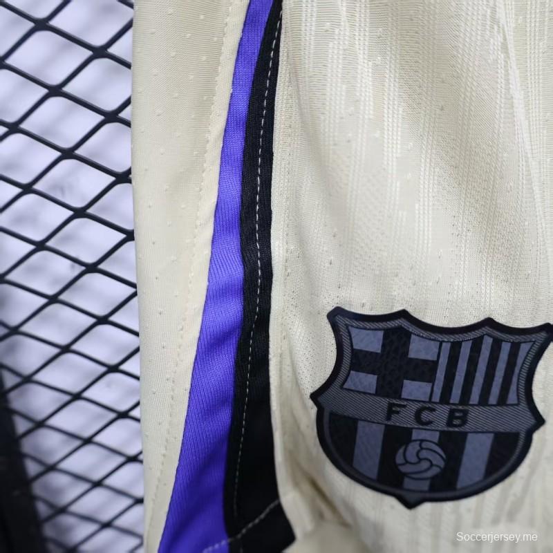 نسخة اللاعب 25/26 شورت برشلونة خارج ملعبه