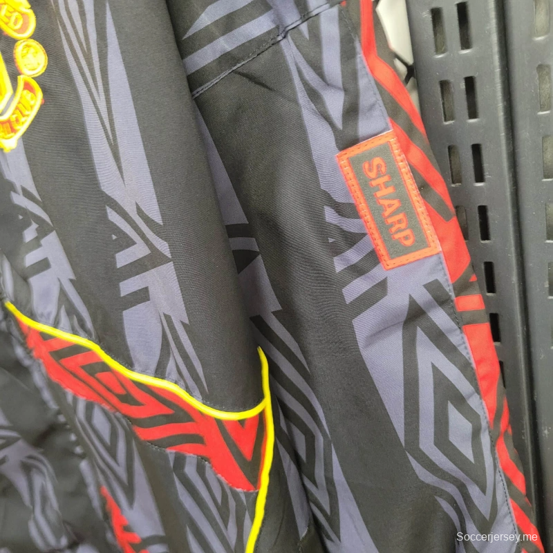 25/26 جاكيت مانشستر يونايتد ريترو أسود بنقشة ريترو بنقشة سوداء