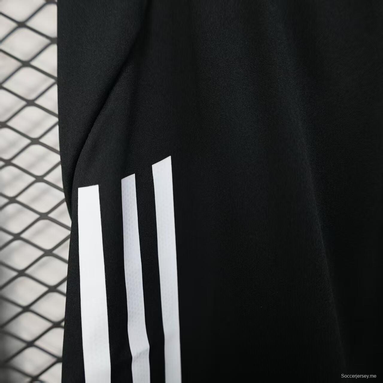 نسخة اللاعب 25/26 شورت مانشستر يونايتد خارج ملعبه