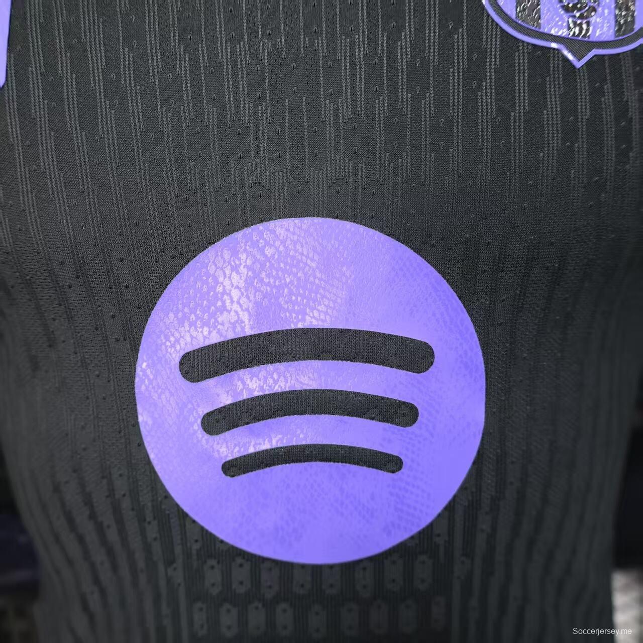 إصدار اللاعب 25/26 قميص برشلونة إكس كوبي براينت قبل المباراة خارج الملعب